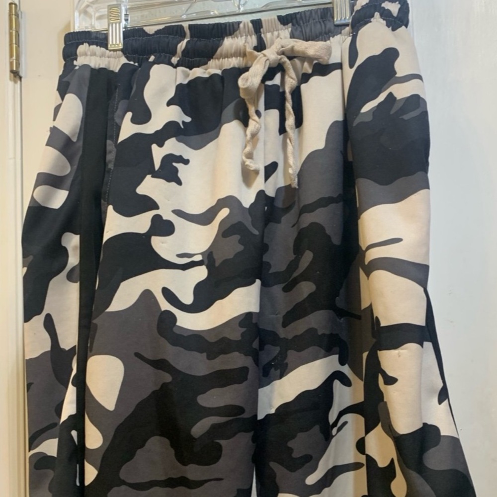 Men’s “Track 23” White / Gray & Black Short Pants. Size: Large.